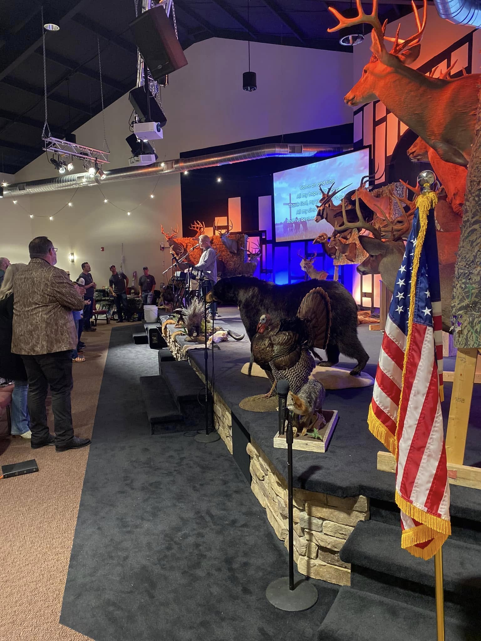 Mounts and the flag along the stage